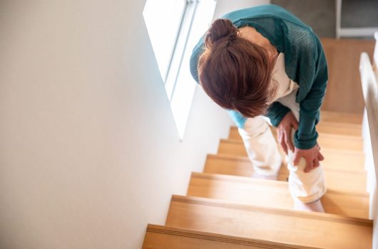 膝が痛い中高年の女性